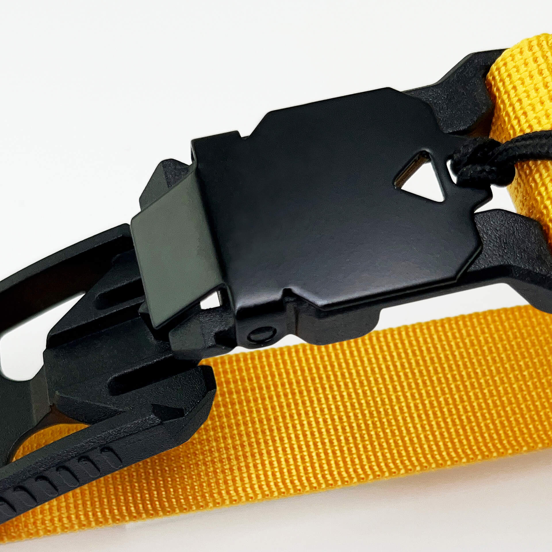 close-up showing the megnetic buckle of a Snapal